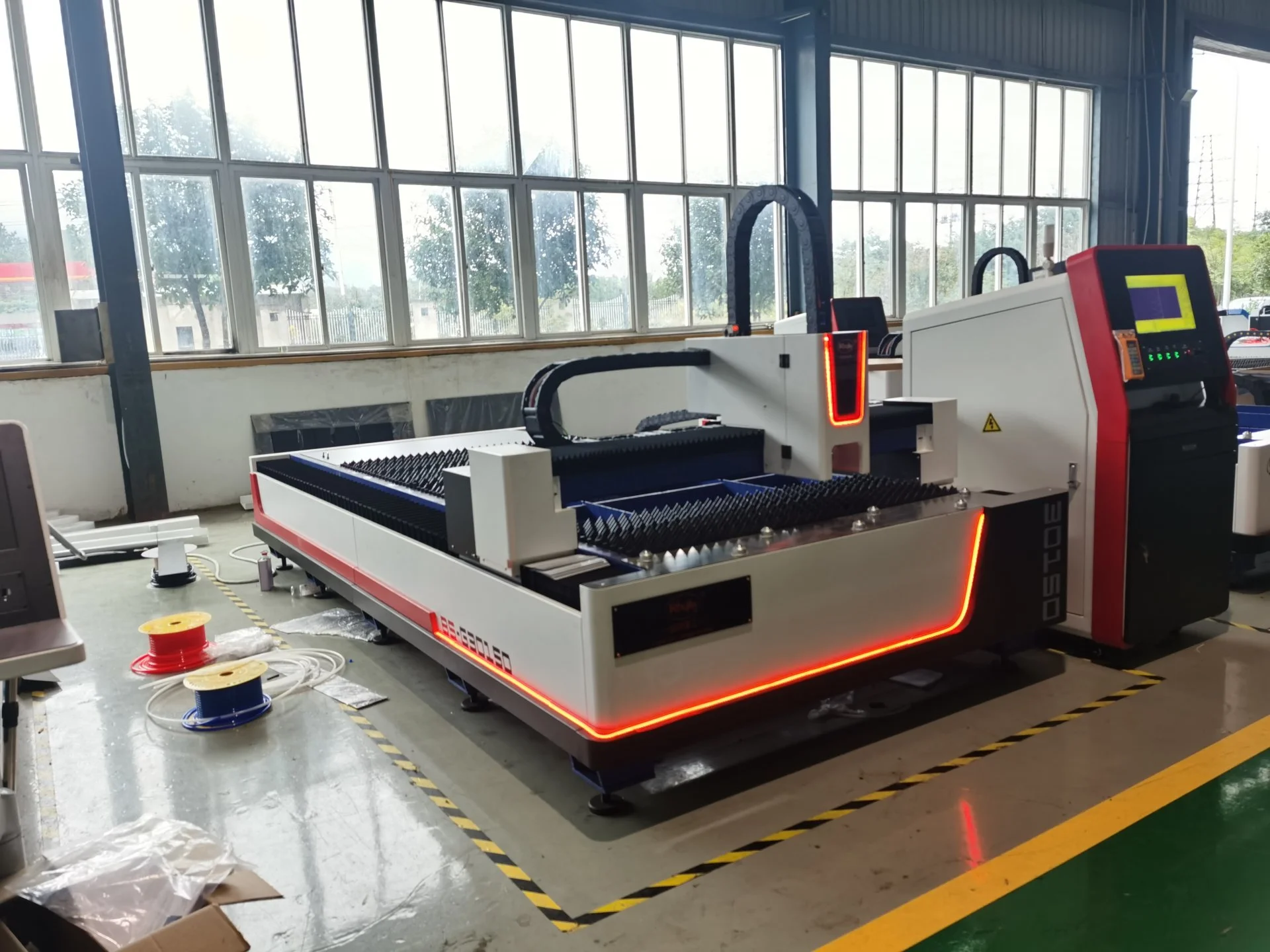 Echipament de tăiere laser cu masă unică 1