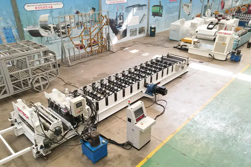 Echipament automat de formare prin role, pentru panouri de acoperiș din tablă metalică, cu derulator hidraulic 1