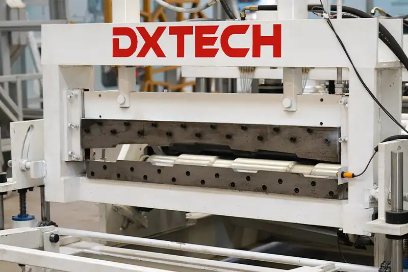 Echipament automat de formare prin role, pentru panouri de acoperiș din tablă metalică, cu derulator hidraulic 2