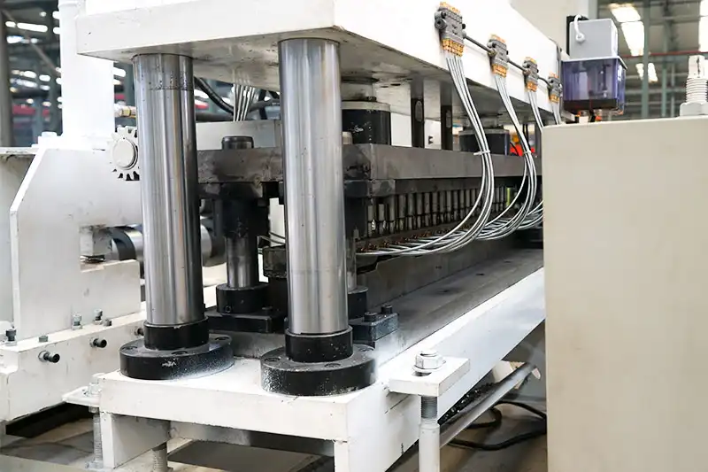 Echipament automat de formare prin role, pentru panouri de acoperiș din tablă metalică, cu derulator hidraulic 3