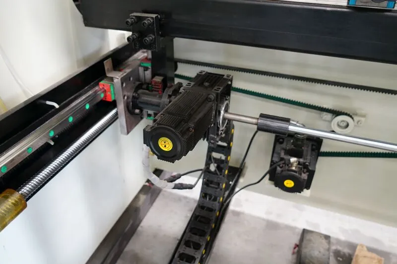 Echipament CNC hidraulic de îndoire, seria ESA S630 (80T/2000mm, 125T/2500mm) 2